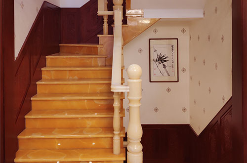 革吉中式别墅室内汉白玉石楼梯的定制安装装饰效果